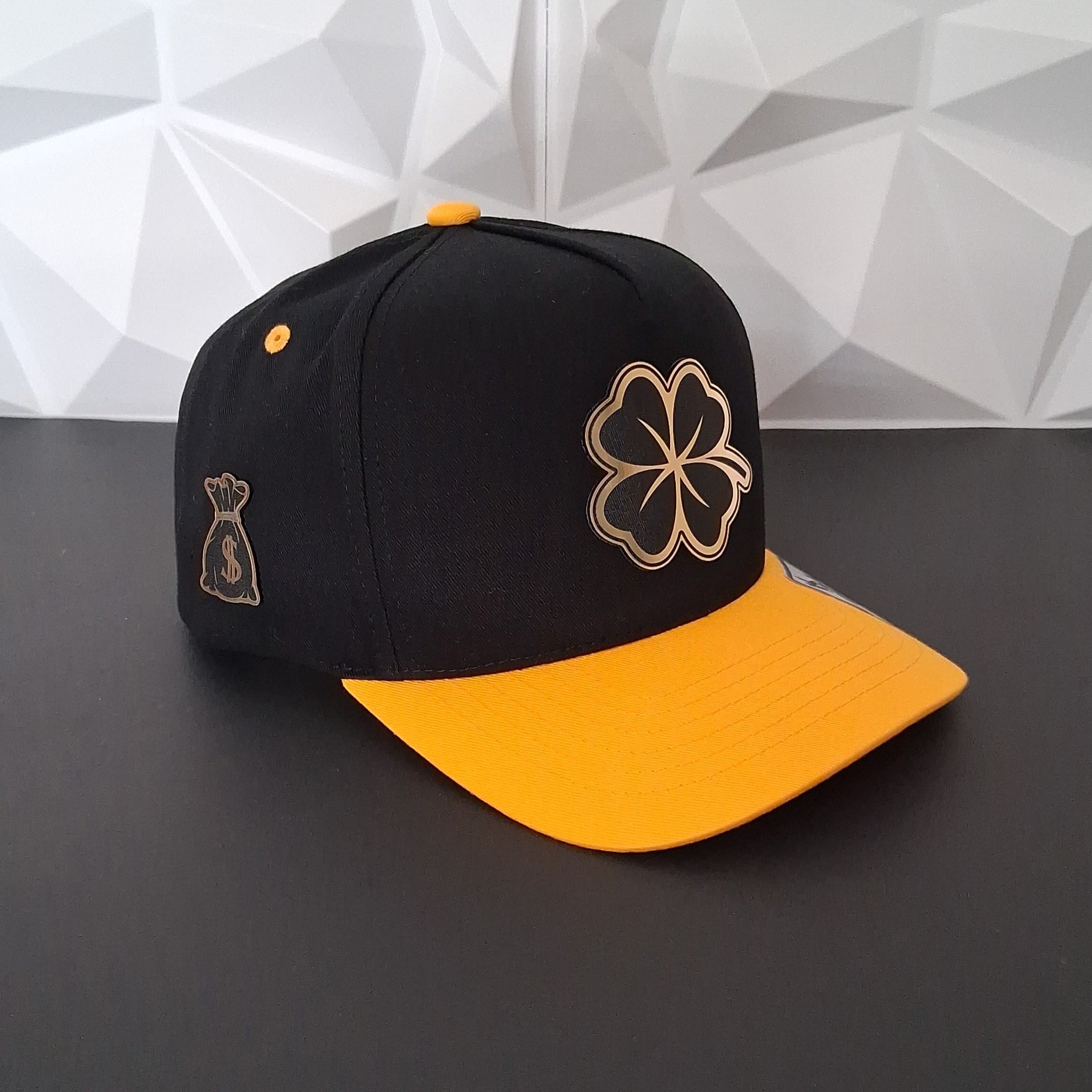 Gorra Snapback- Amarilla/Negro - Placa Trebol