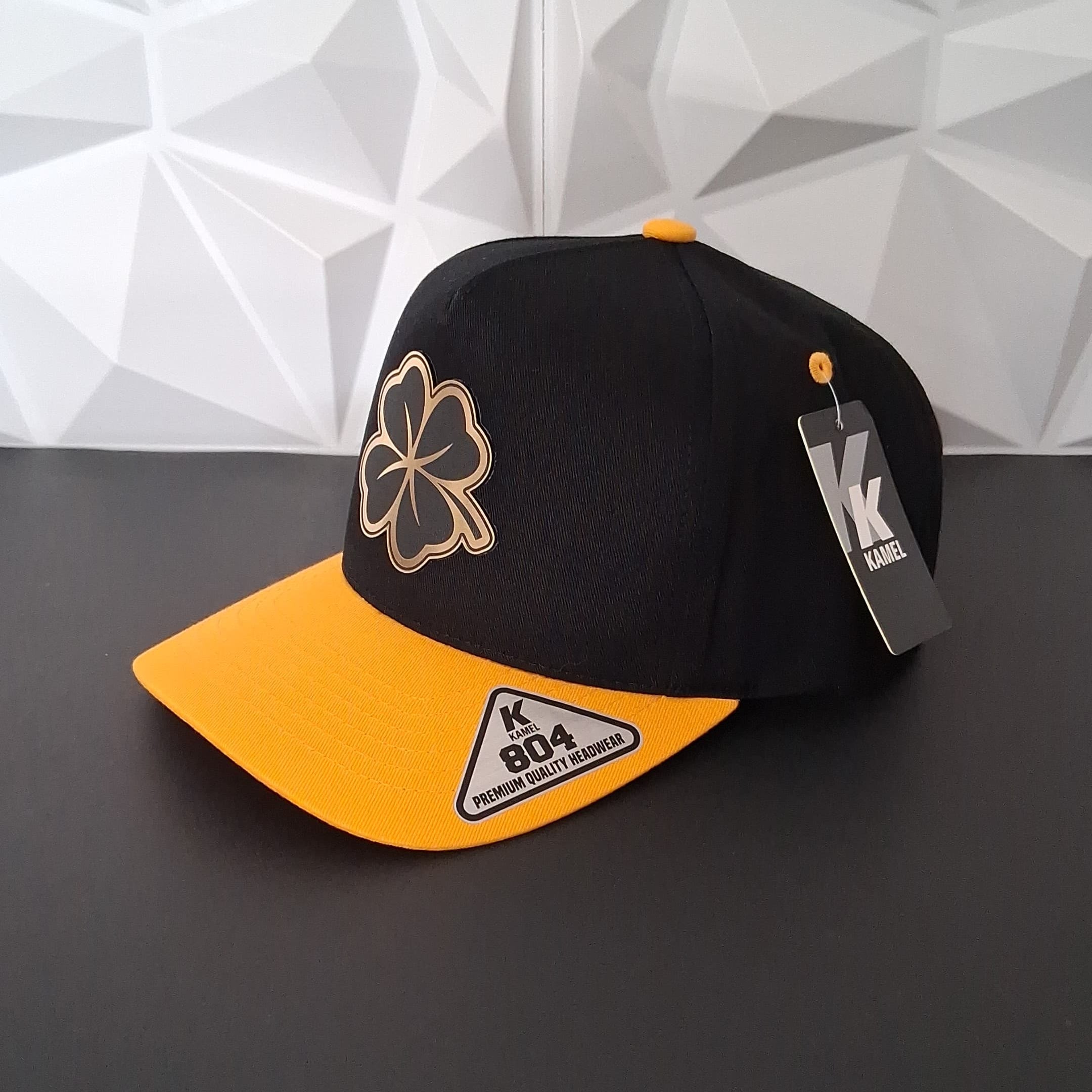 Gorra Snapback- Amarilla/Negro - Placa Trebol