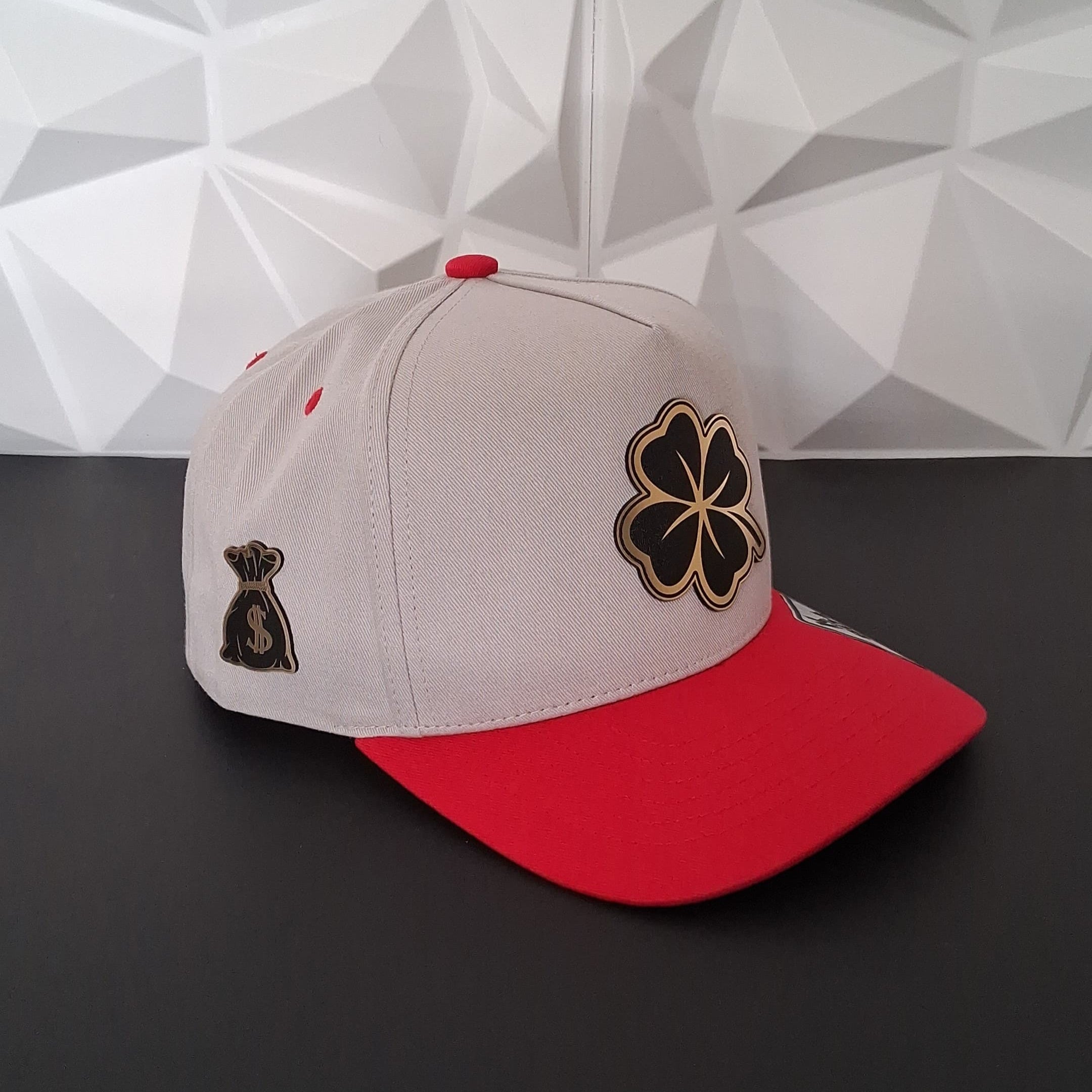 Gorra Snapback- Gris/Rojo - Placa Trebol
