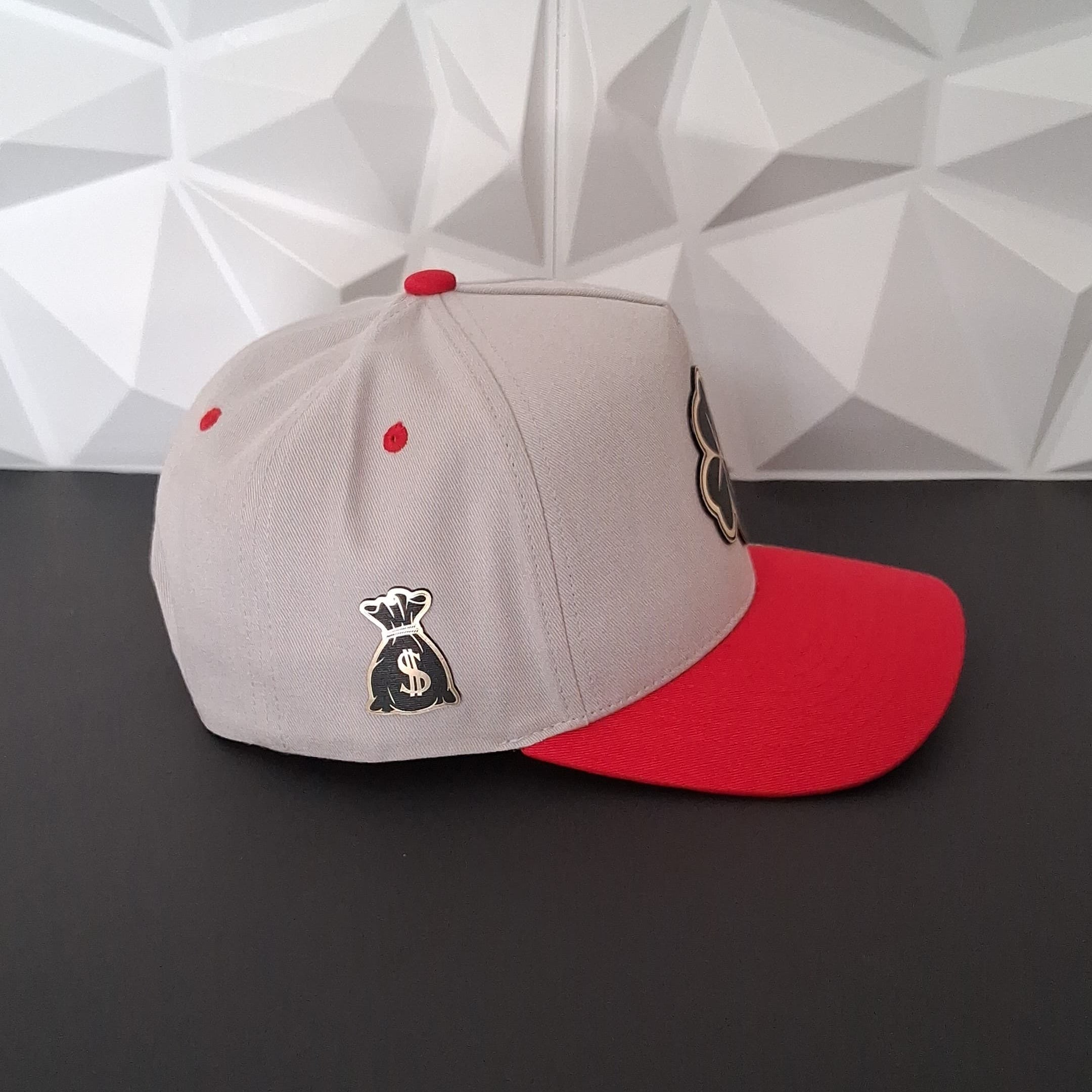 Gorra Snapback- Gris/Rojo - Placa Trebol