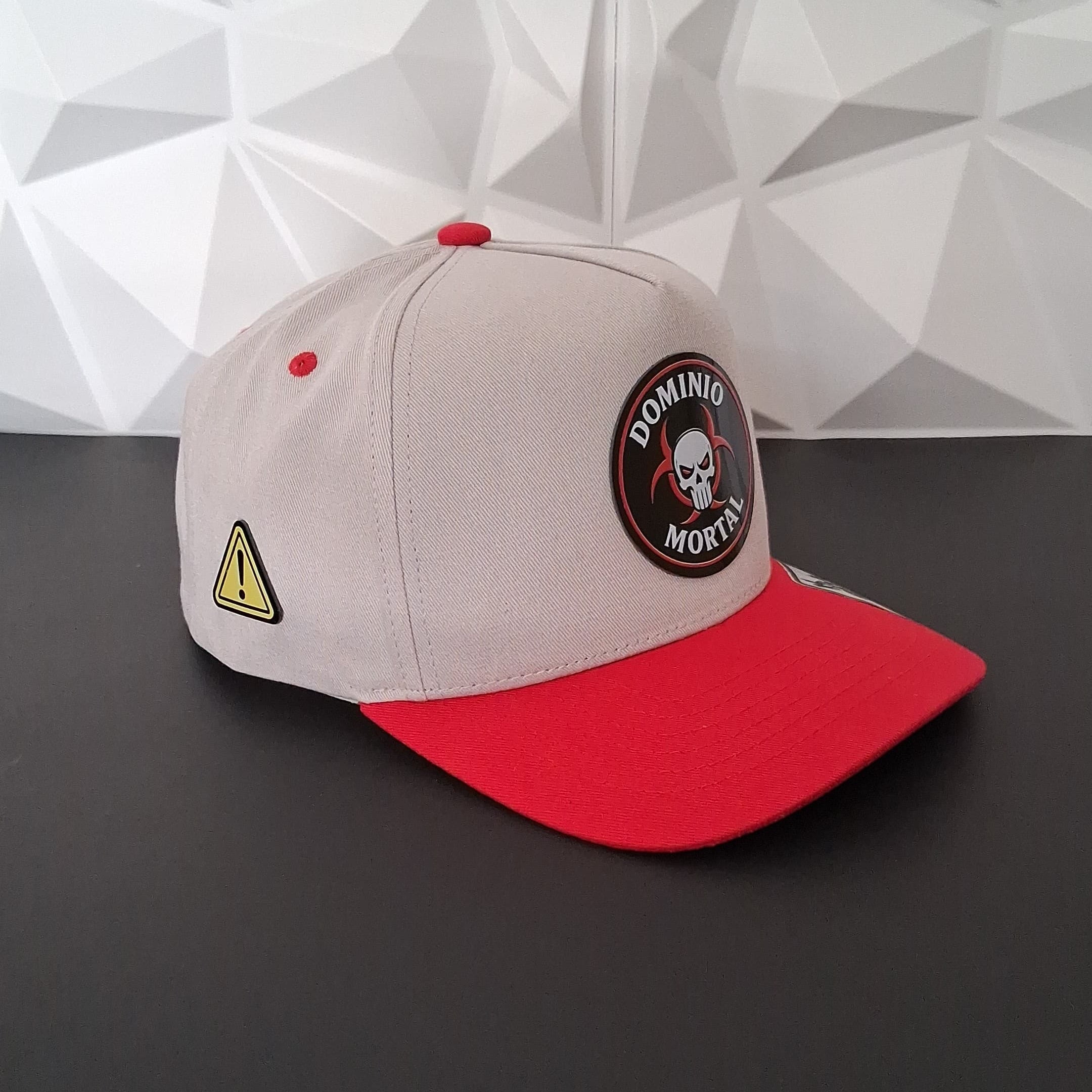Gorra Snapback- Gris/Rojo - Placa Dominio Mortal