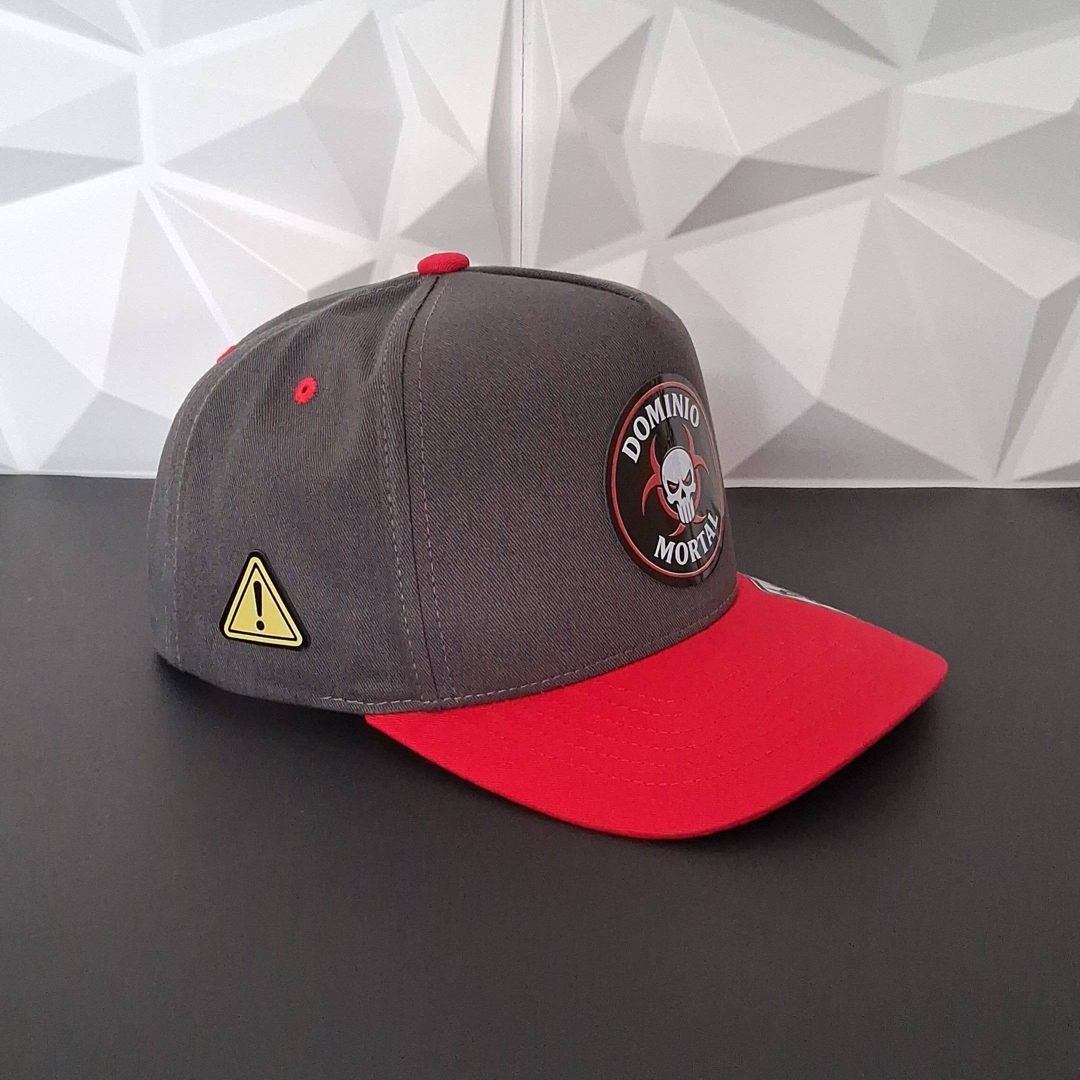 Gorra Snapback- Gris Oscuro/Rojo Placa-Dominio Mortal