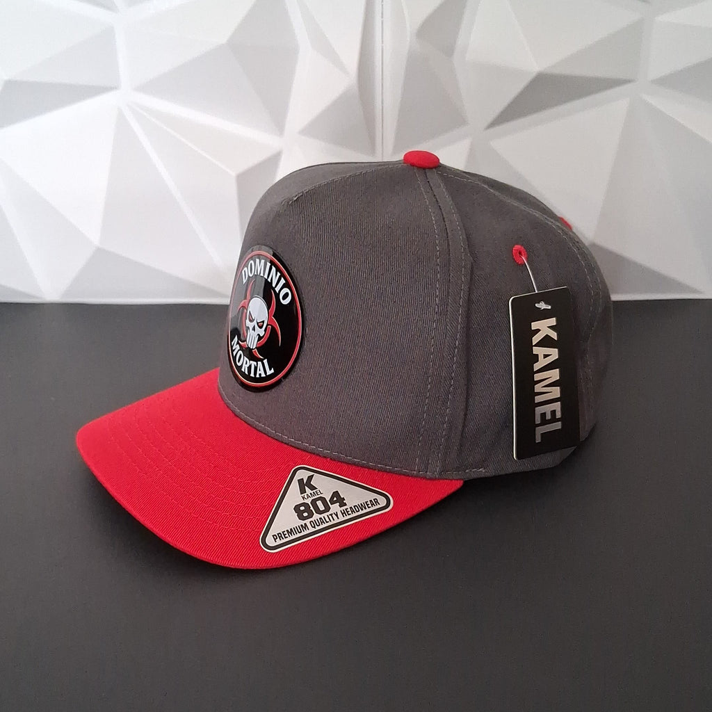 Gorra Snapback- Gris Oscuro/Rojo Placa-Dominio Mortal