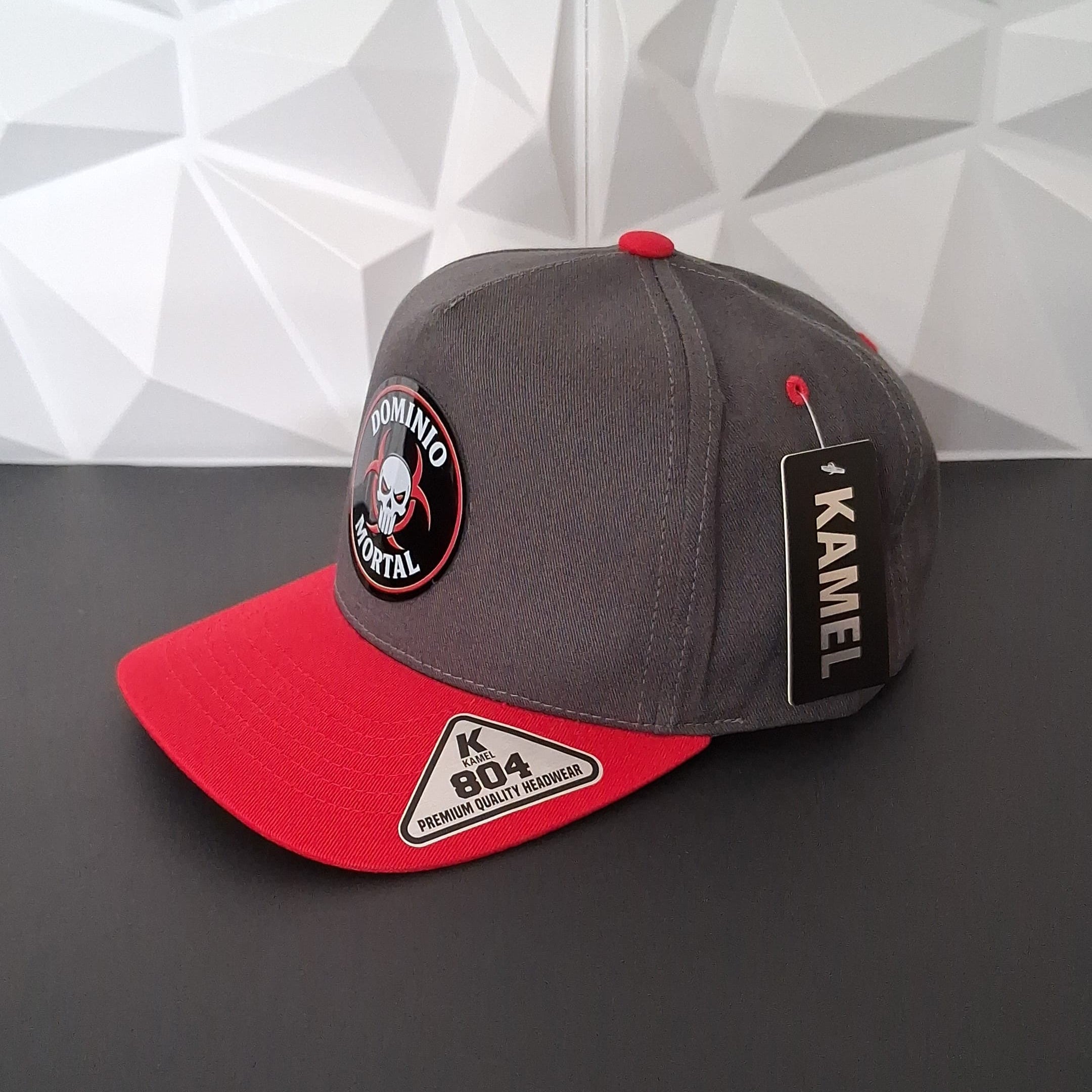 Gorra Snapback- Gris Oscuro/Rojo Placa-Dominio Mortal