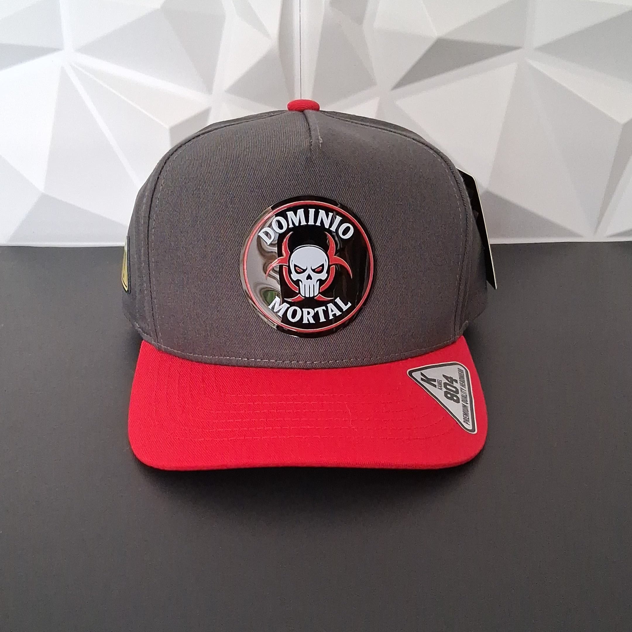 Gorra Snapback- Gris Oscuro/Rojo Placa-Dominio Mortal