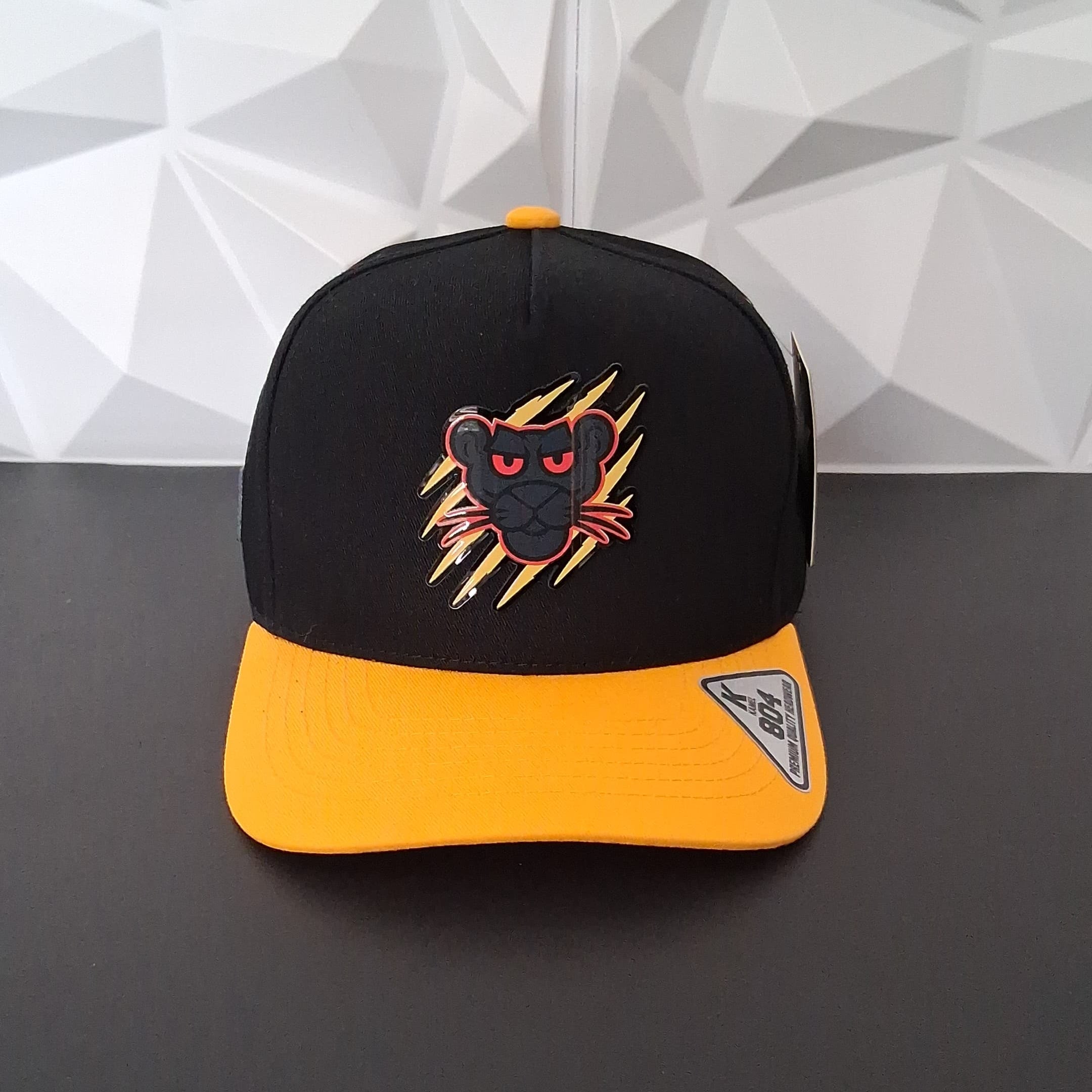 Gorra Snapback Negro/Amarillo - Placa Pink Panther