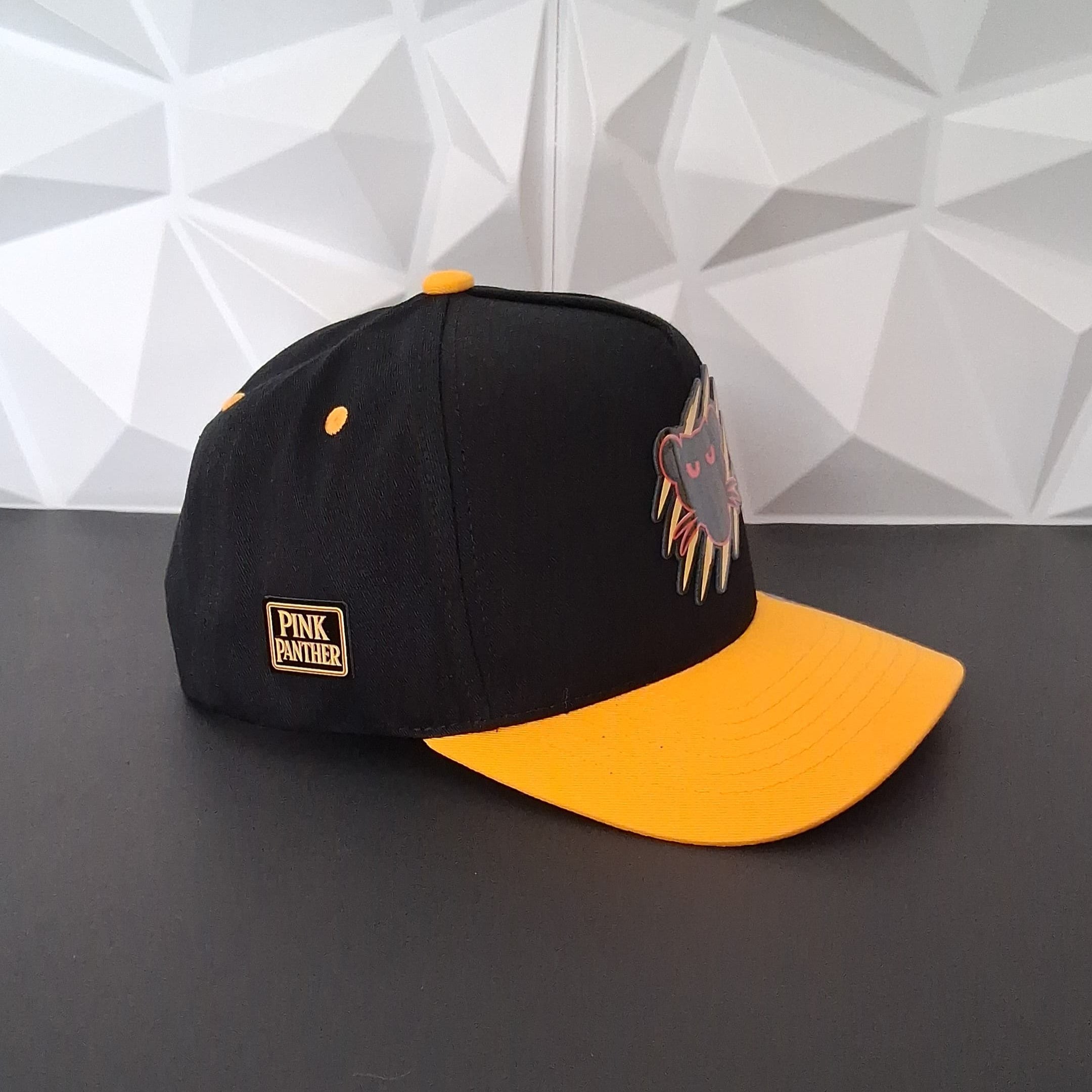 Gorra Snapback Negro/Amarillo - Placa Pink Panther