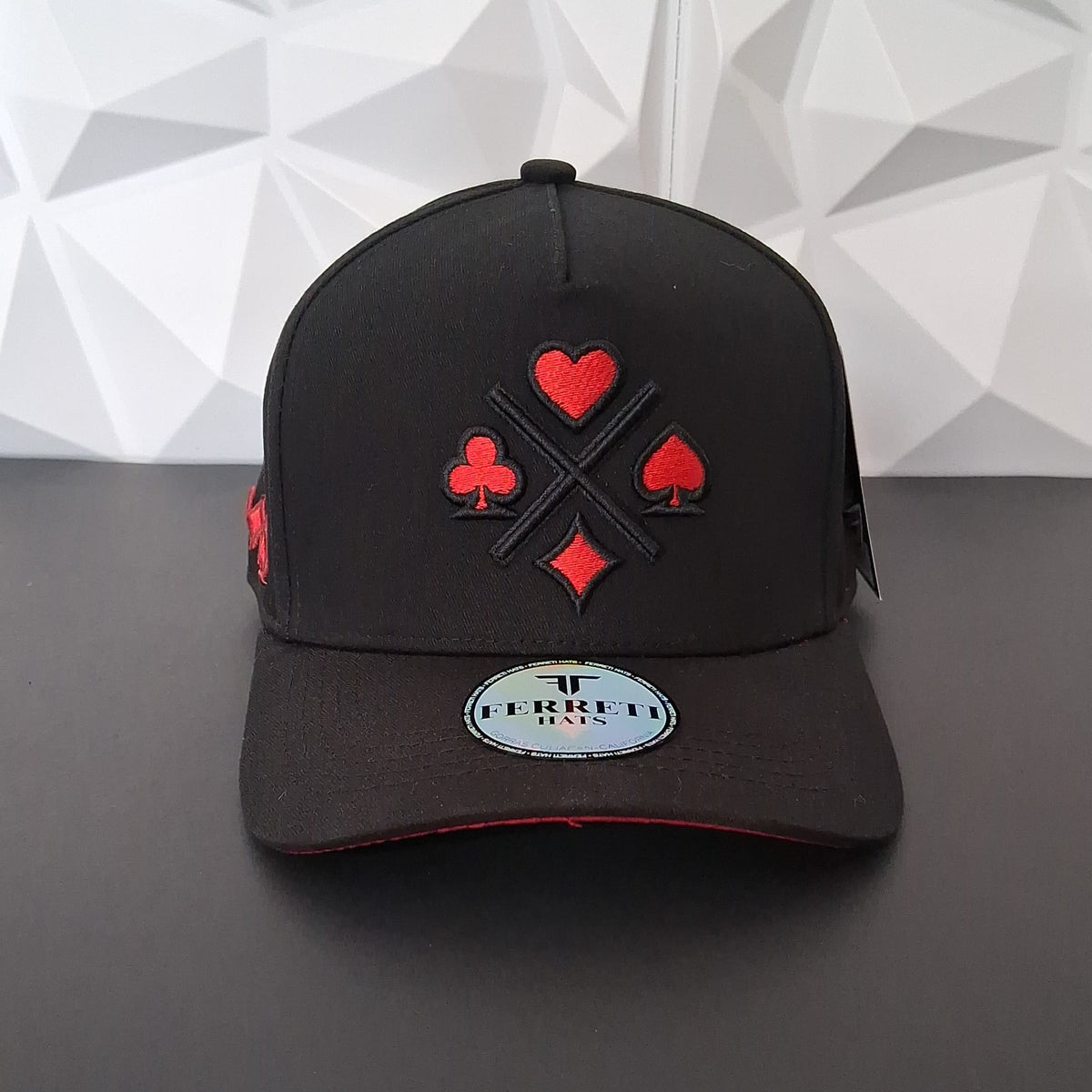 FERRETI Gorra Snapback - Negra-Bordado de Naipes