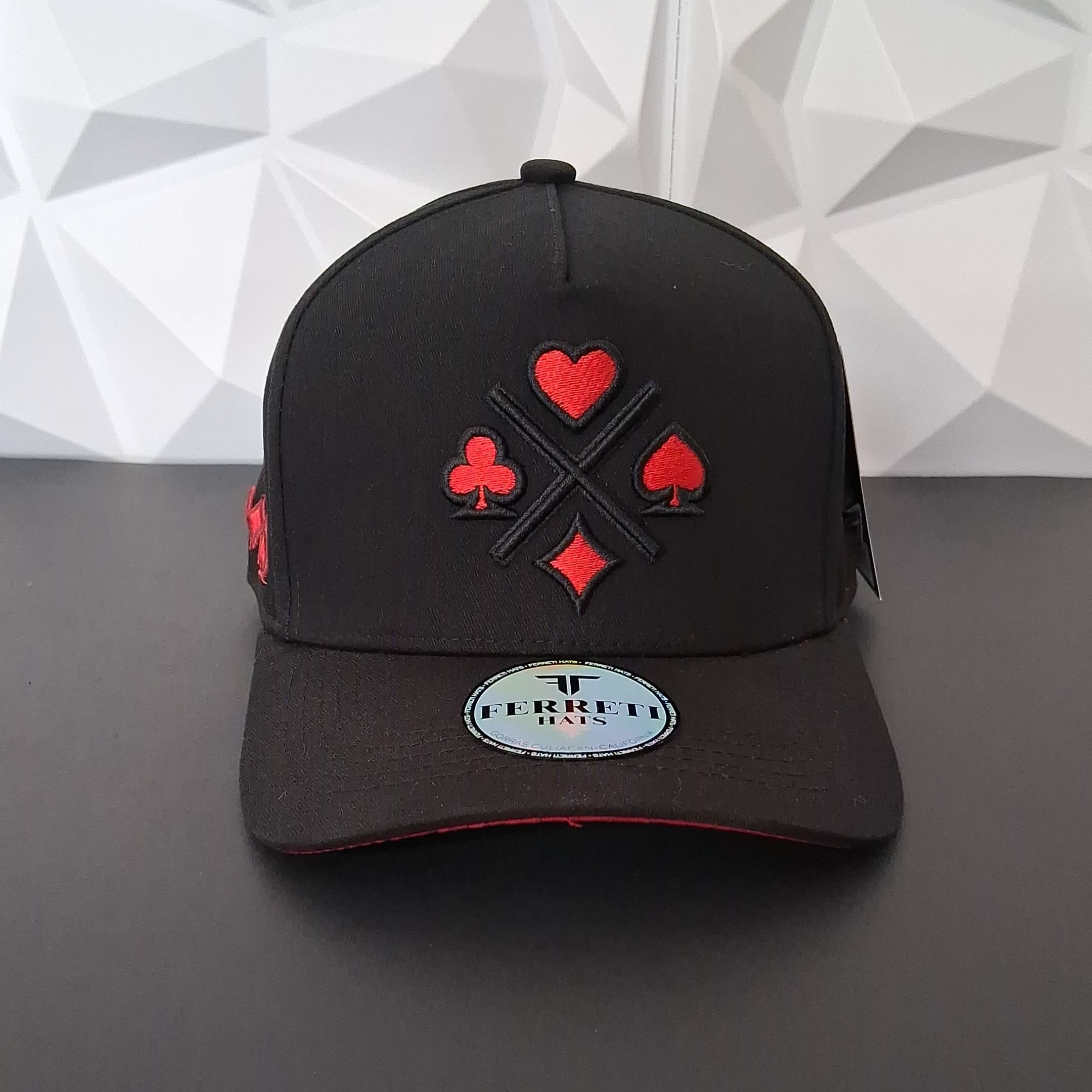 FERRETI Gorra Snapback - Negra-Bordado de Naipes