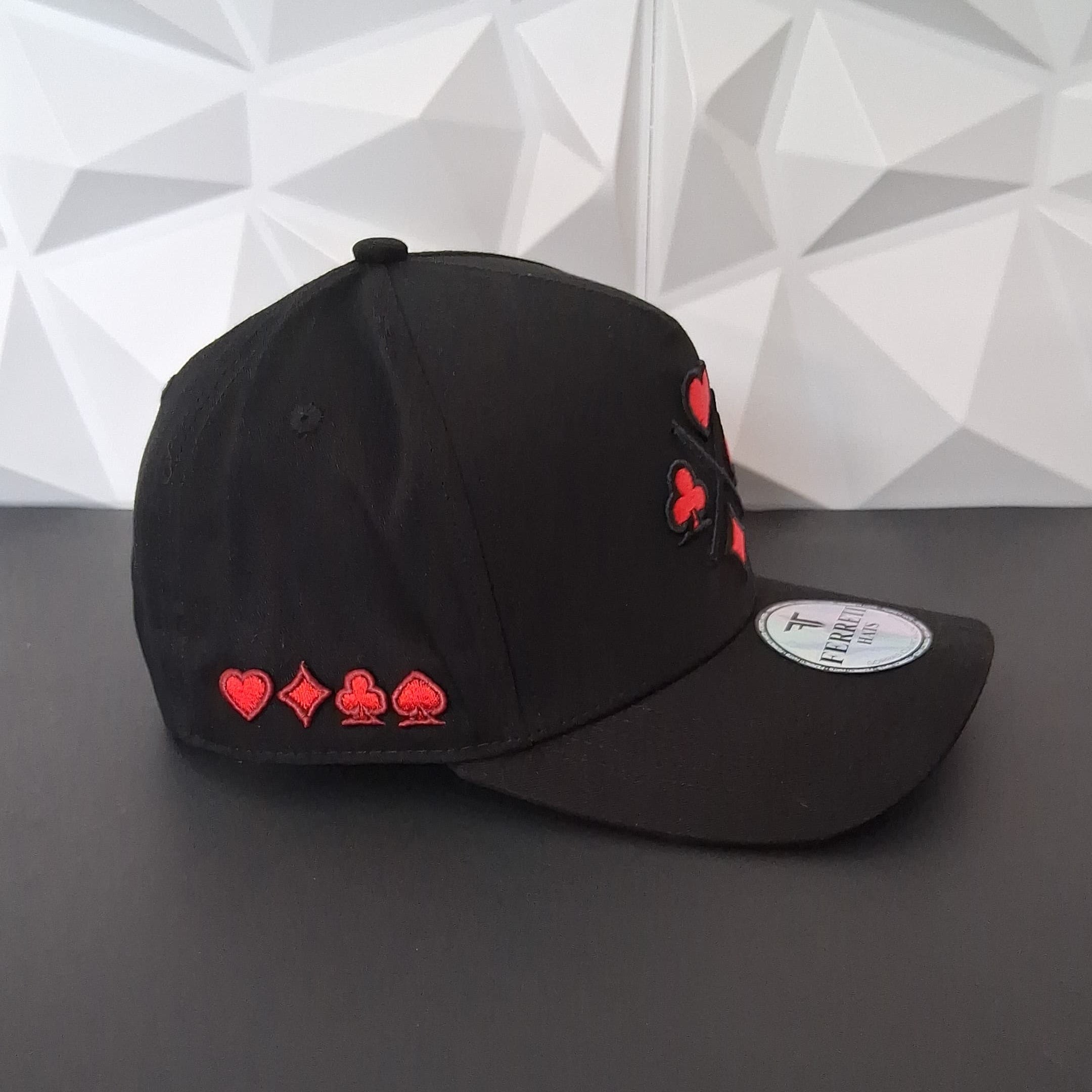 FERRETI Gorra Snapback - Negra-Bordado de Naipes