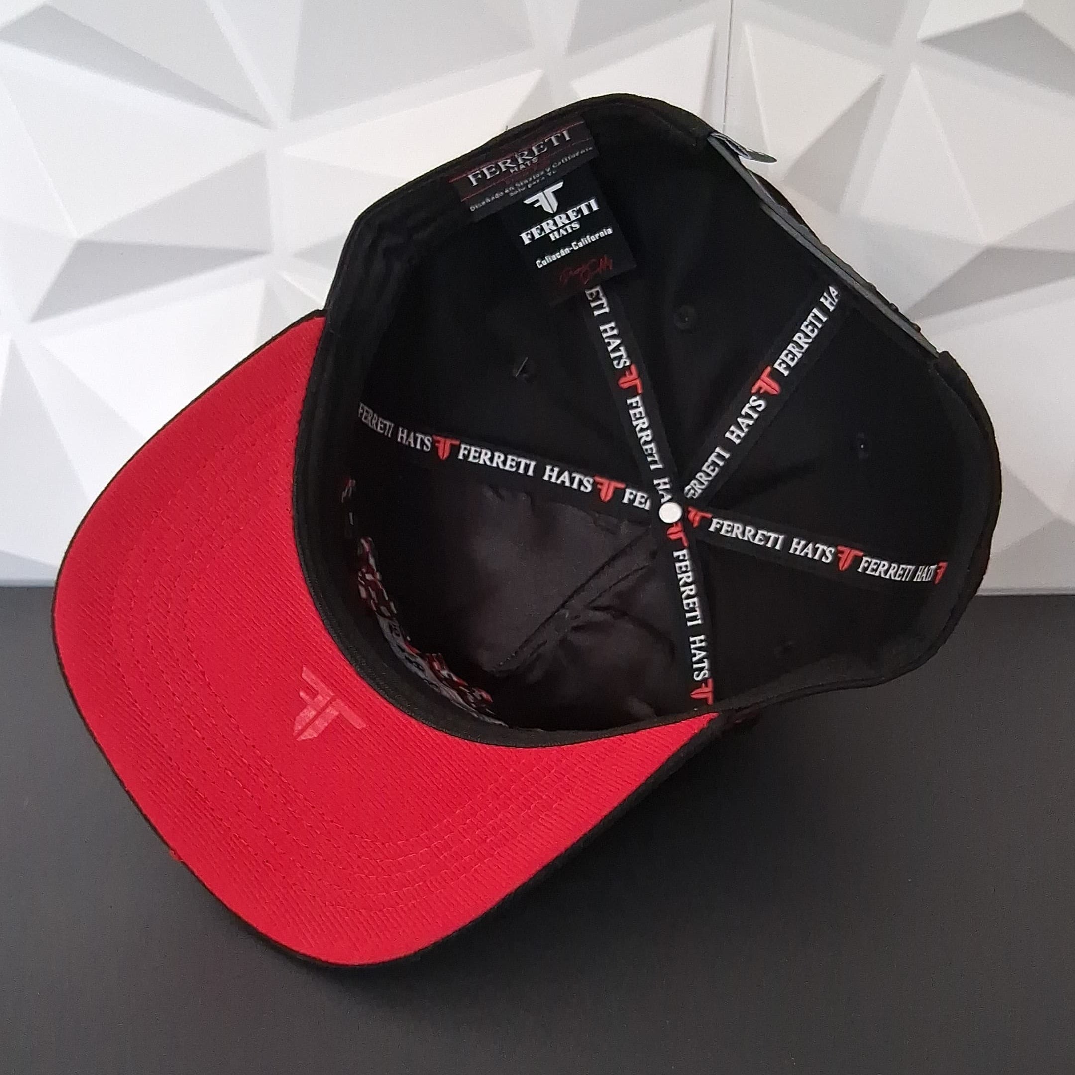 FERRETI Gorra Snapback - Negra-Bordado de Naipes