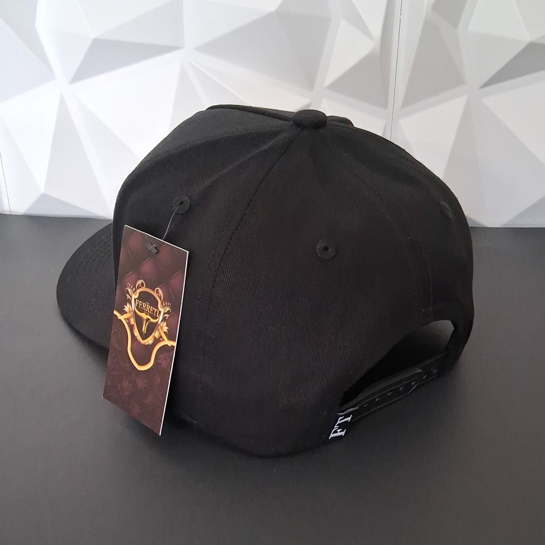 FERRETI Gorra Snapback - Negra-Bordado de Naipes