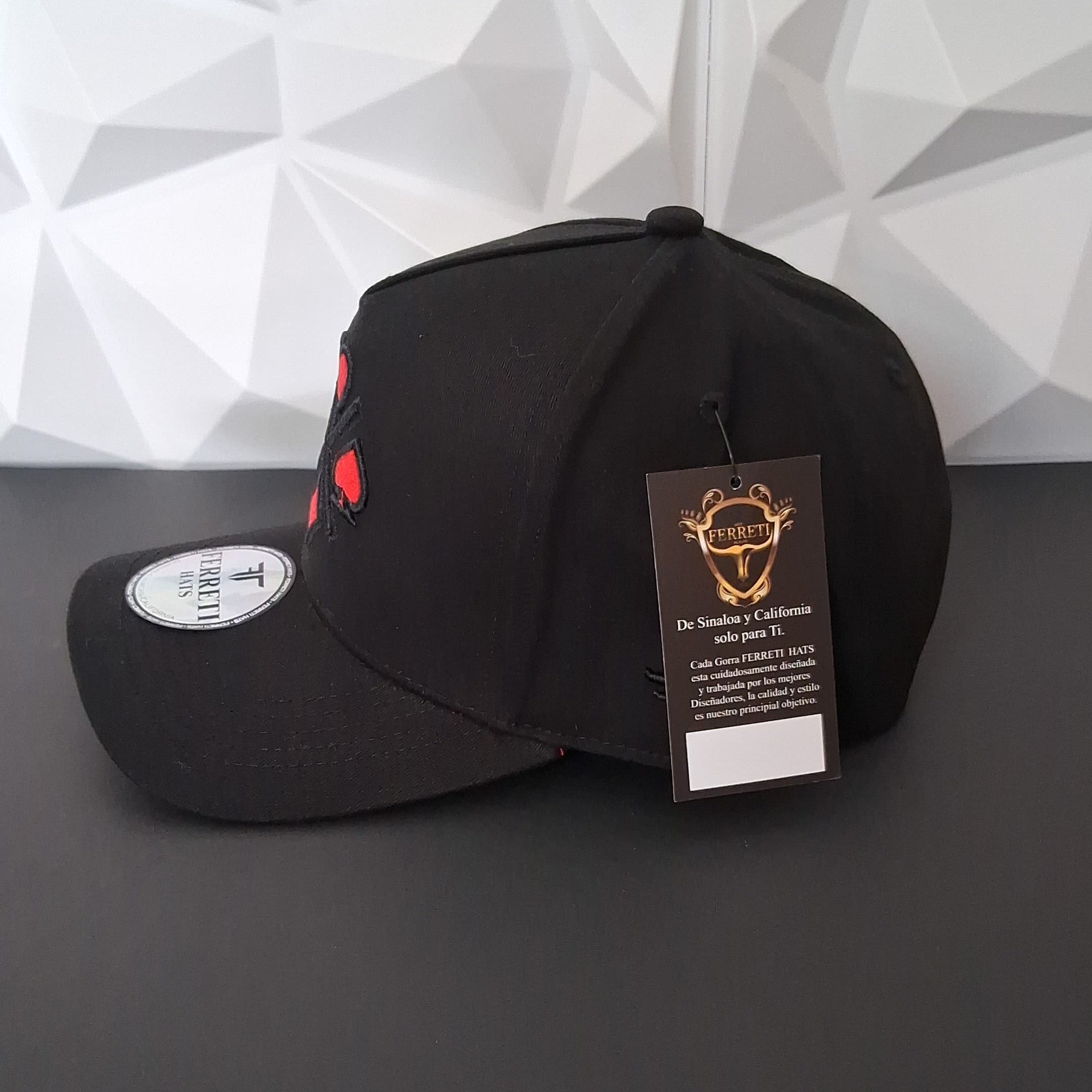 FERRETI Gorra Snapback - Negra-Bordado de Naipes