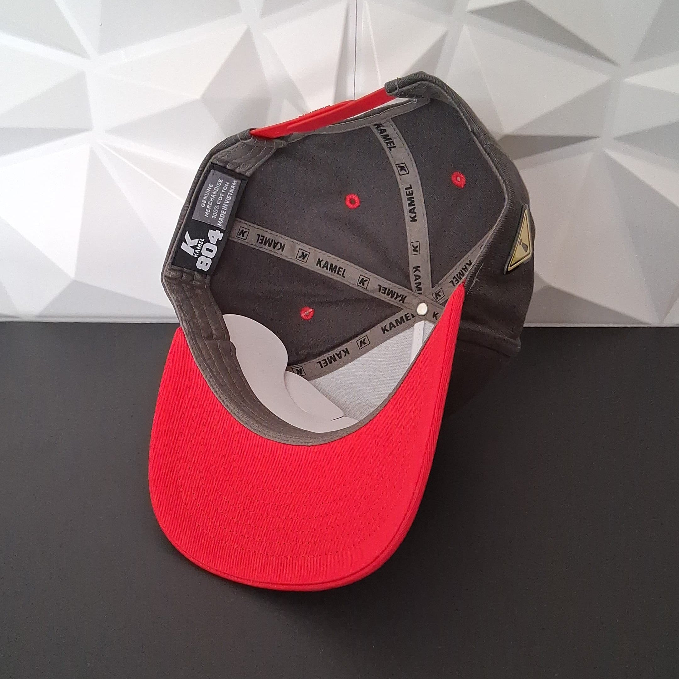 Gorra Snapback- Gris Oscuro/Rojo Placa-Dominio Mortal