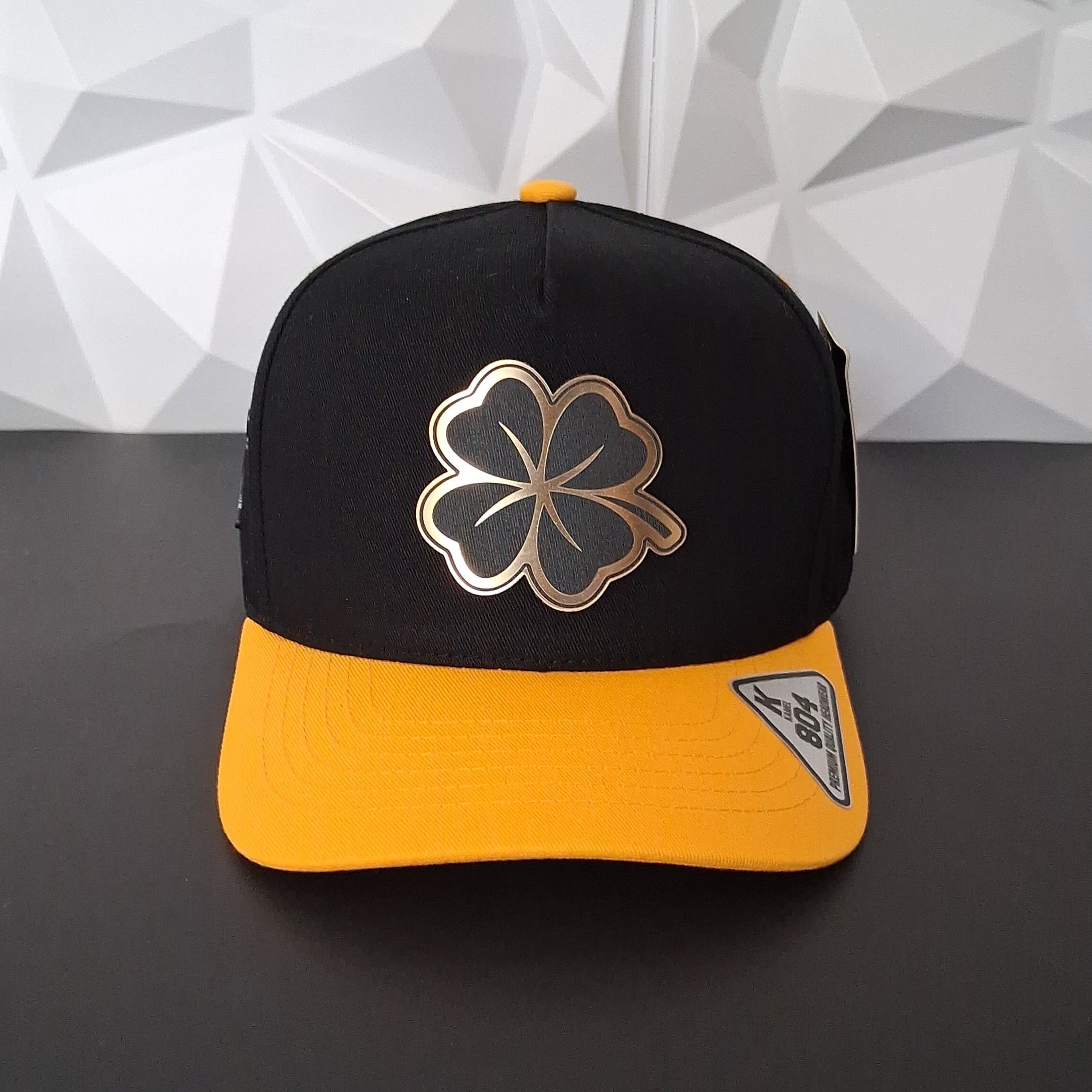Gorra Snapback- Amarilla/Negro - Placa Trebol