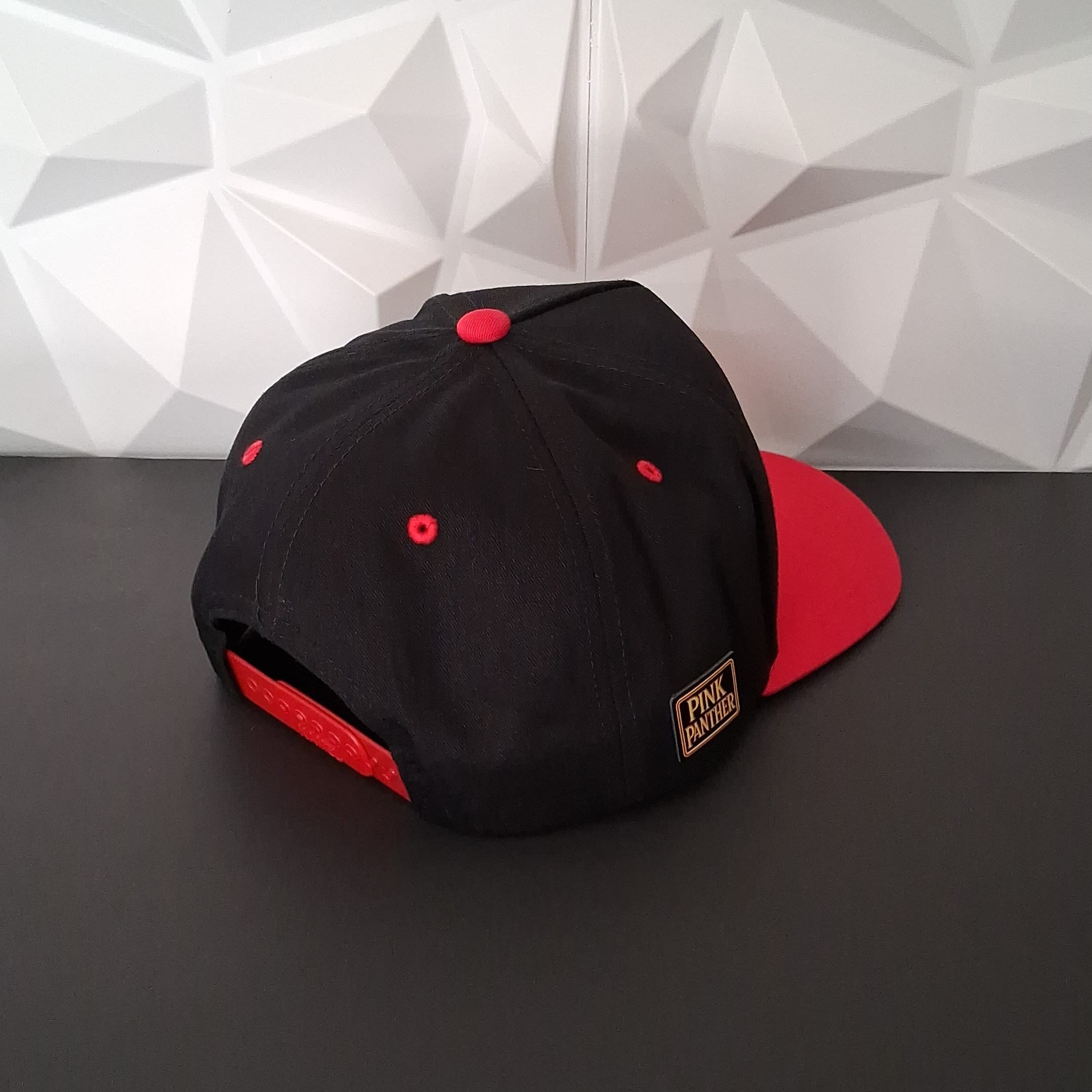 Gorra Snapback Negro/Rojo - Placa Pink Panther